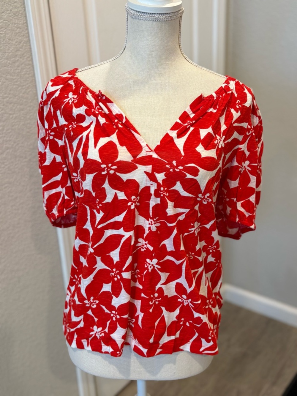 LOFT Red and White Floral V-Neck Puff Sleeve Blouse